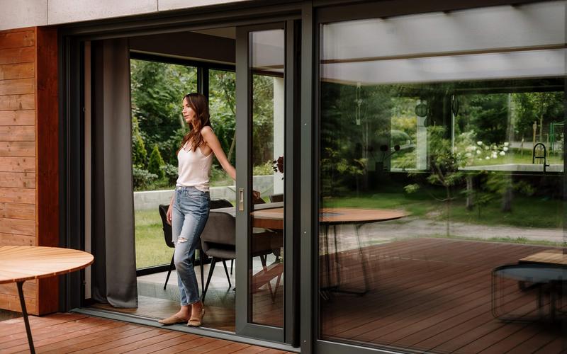 Drzwi tarasowe przesuwne – stwórz wielkie okno na świat w swoim ogrodzie