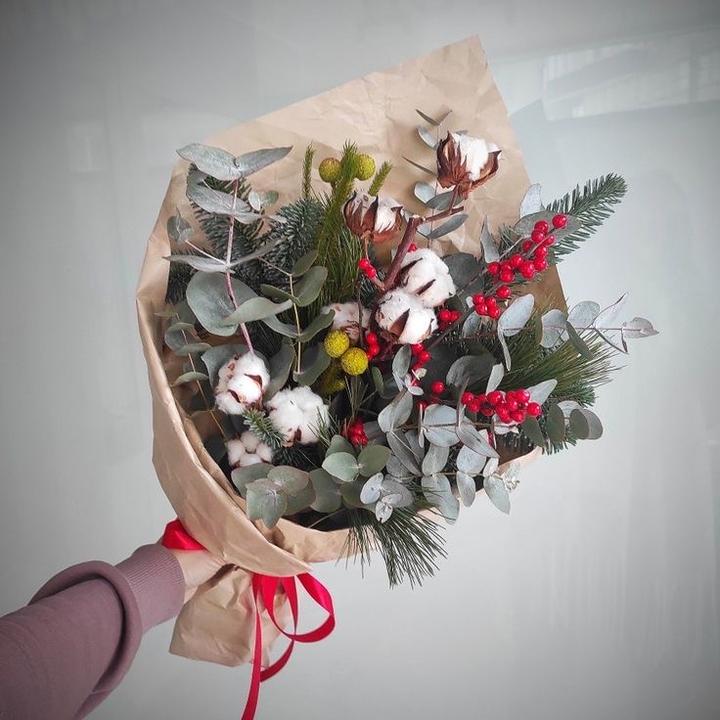 Magia zimowych bukietów ślubnych – jak wybrać idealny dla swojej ceremonii?