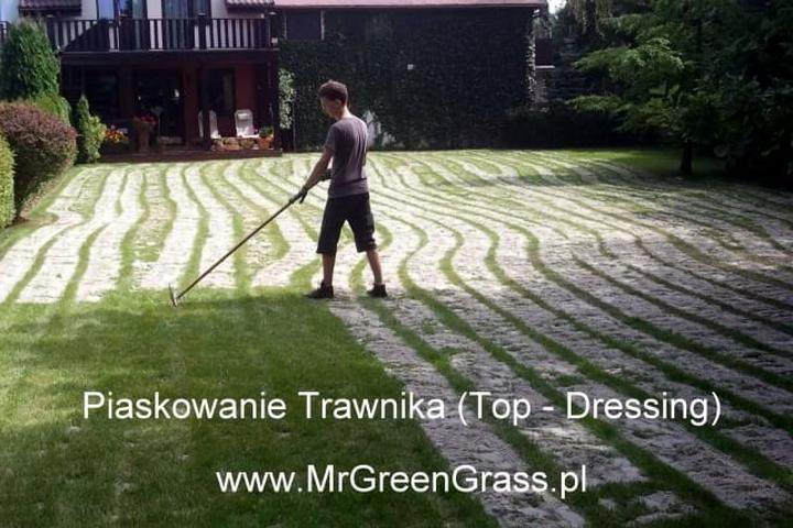 Jak piaskować trawnik